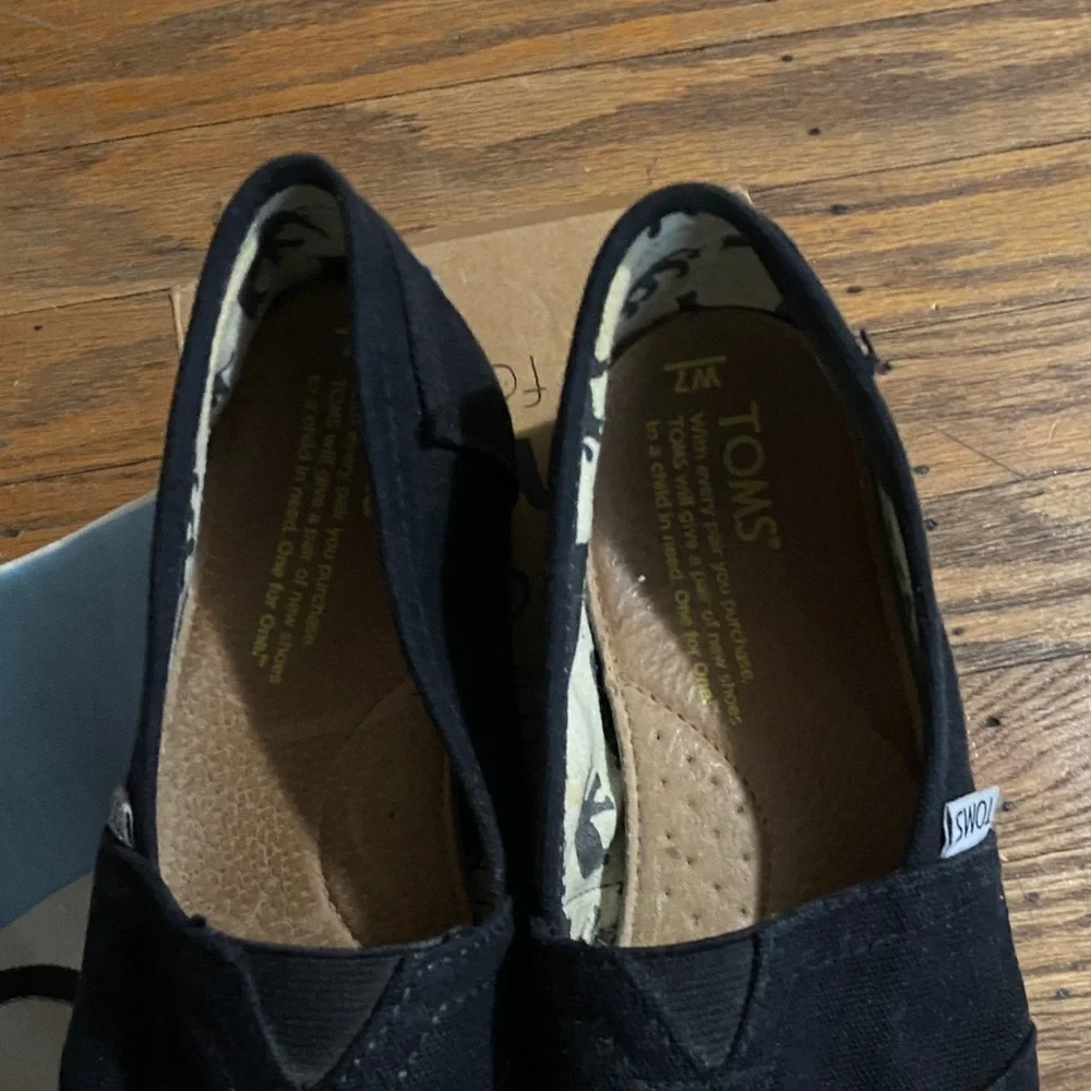 Toms stylish black